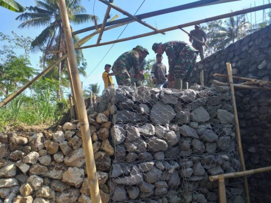 Pembuatan Bronjong TMMD Kodim 0818 Sudah Hampir Selesai