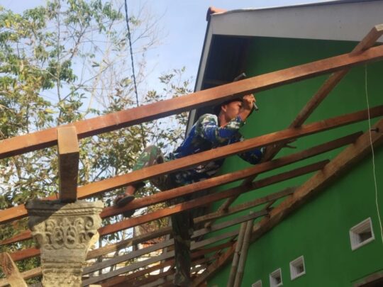 Satgas TMMD Kodim 0818 Percantik Teras RTLH Pak Arifin