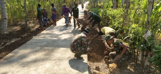 PENIMBUNAN TANAH DI PINGGIRAN JALAN YANG SUDAH DI COR