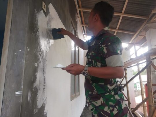 PADATNYA JADWAL PASITER KODIM 0818 SEMPATKAN BERGABUNG DI PENGERJAAN MUSHOLA AL AZHAR