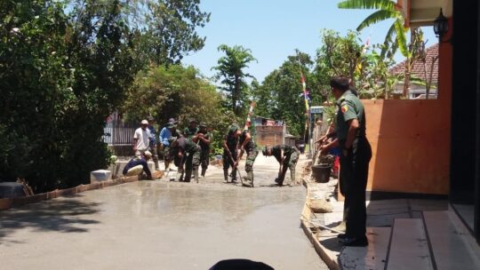 Pasiter Kodim 0802 Awasi Pelaksanaan Pengecoran Rabat Jalan TMMD ke-106