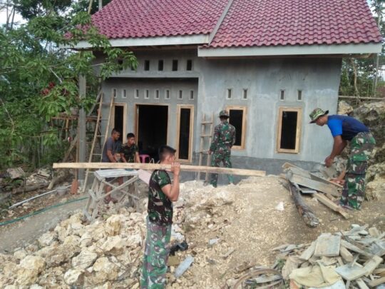 Puing-puing Kayu tak Bertuan Kini Mulai Disingkirkan pada TMMD 106 Kodim 0818