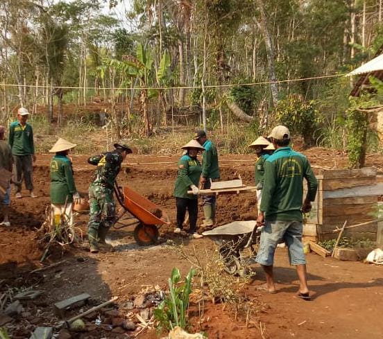 Bapak Pakai Arco, ema-emak pakai kotak kayu untuk angkut tanah