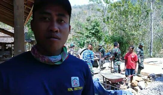 Ahmad Hamim Warga Dusun Dalangan : “Anggota Satgas TMMD ke 106 sangat Akrab dengan Warga Desa Sooko”