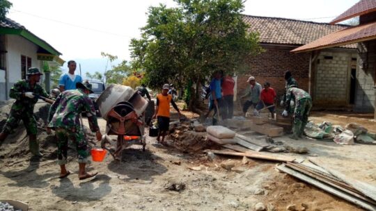 Warga Dusun Dalangan Sooko Bersama Satgas TMMD ke106 Kebut Pembangunan Rabat Jalan