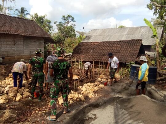 SATGAS TMMD 106 BANTU WARGA BANGUN PONDASI RUMAH