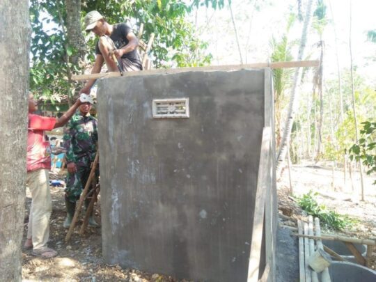 JAMBAN PAK WARINO PASANG ATAP