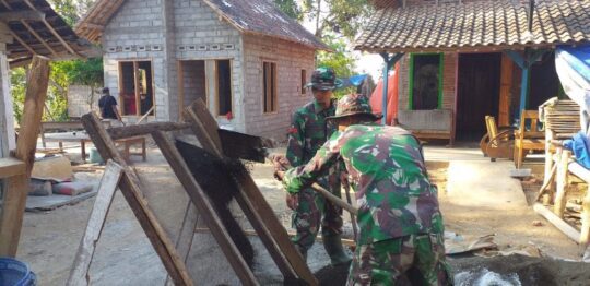 PEMPLESTERAN RUMAH PAK BOYANI DALAM TMMD REG KE 106 KODIM 0818 MALANG-BATU