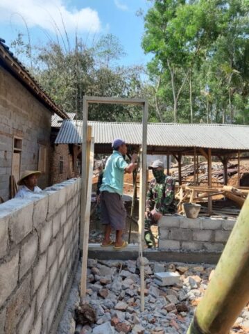 SENYUM BAHAGIA BAPAK SUMADI KEPADA SATGAS TMMD 106 KODIM 0818/MALANG – BATU