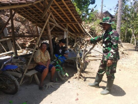 SOSIALISASIKAN TMMD, Apkowil TNI KORAMIL 0818/ 11 DONOMULYO GELAR KOMSOS DENGAN WARGA