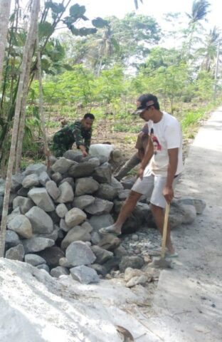 Palu Siap Pecahkan Batu yang Besar