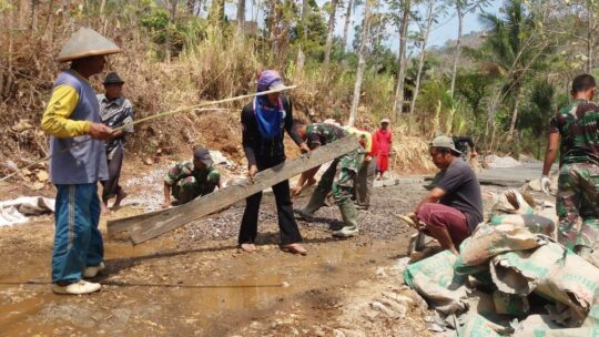 Sertu Mulyono Pimpin Pemasangan Begisting Rabat Jalan TMMD ke 106