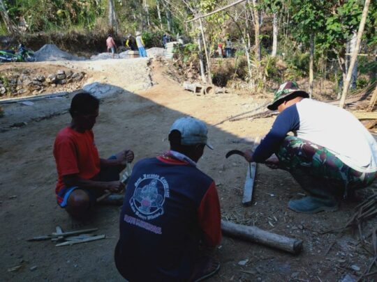 Praka Thamrin Bersama Warga Siapkan Ratusan Patok Begisting Rabat Jalan