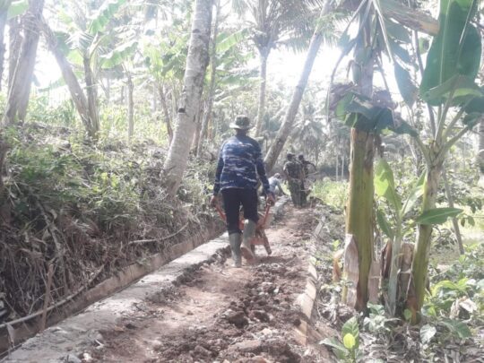 PENGERJAAN IRIGASI SALAMREJO, TMMD REG KE 106 KODIM 0818 MALANG-BATU DI DONOMULYO