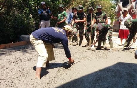 Pak Yatno Warga Dusun Dalangan Semangat Bantu Anggota TNI Merabat Jalan di Lingkungannya