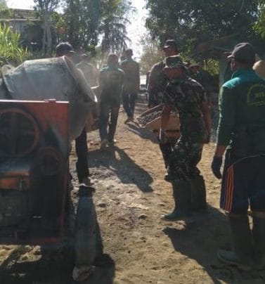 Begini Semangat Juang Satgas TMMD Dalam Pengecoran Jalan