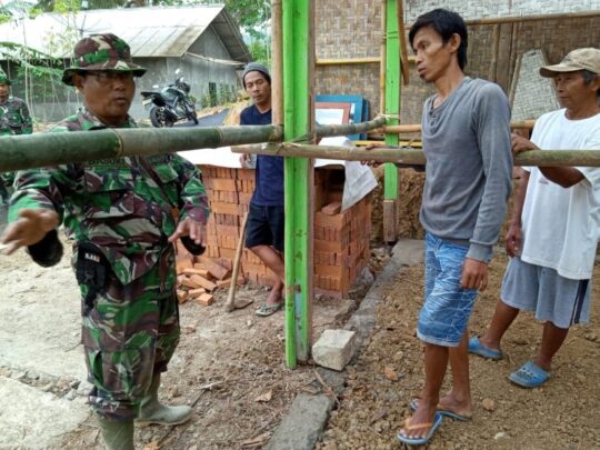 Sebelum Kerja, Warga Mendapatkan Brifing dari Satgas TMMD 106 Kodim Cilacap