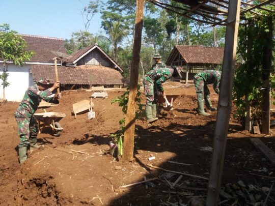 Satgas TMMD 106 Angkut Tanah Uruk