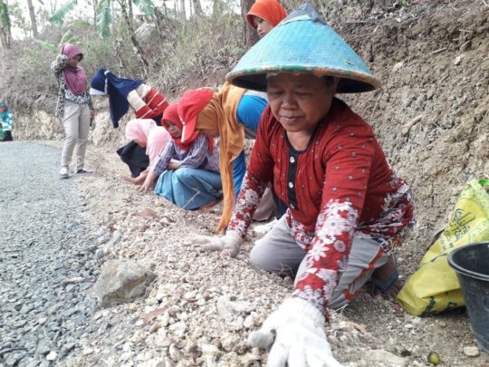 Jalan Beber Mulai Dilakukan Pemberaman Jalan