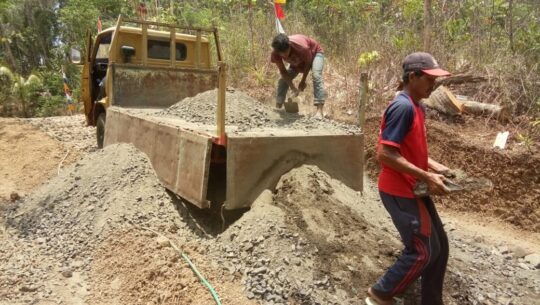 Semangat Kerja Satgas TMMD, Jadikan Contoh Pemuda Di Desa Cilibang.