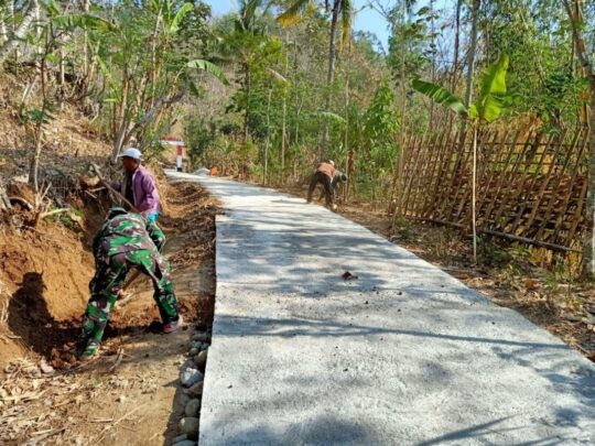 Saluran Air dan Jembatan Masuk Rumah Warga Pun Dibuat Oleh Anggota Satgas TMMD ke106