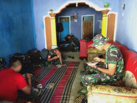 Pasukan TMMD ke-106 dari Yonif Mekanis 521 Nikmati Menu Hidangan Sarapan Pagi Dari Masyarakat Sooko