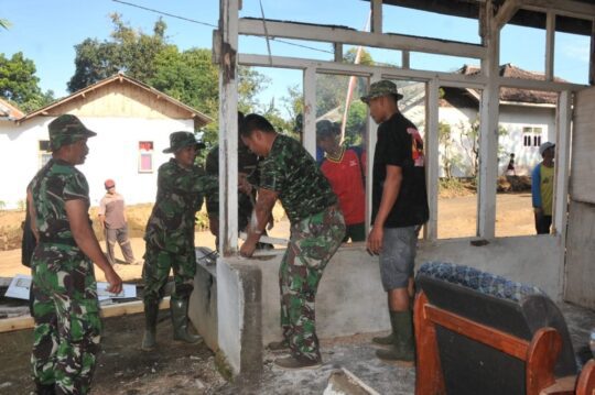Babinsa Berjibaku Merenovasi Rumah Warga Tidak Mampu