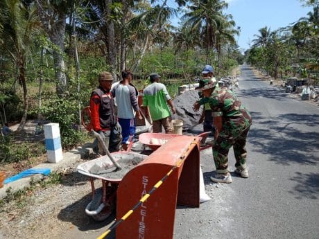 TNI dan Masyarakat Bangun Plengsengan di Lokasi TMMD ke 106