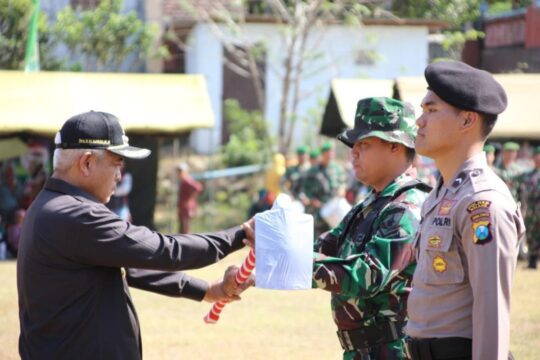 Penyerahan Toolkit Oleh Bupati Malang Pada Upacara Pembukaan TMMD 106