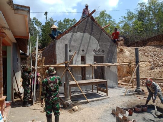 Aksi warga Kedungsalam kerjakan RTLH pak Riyono