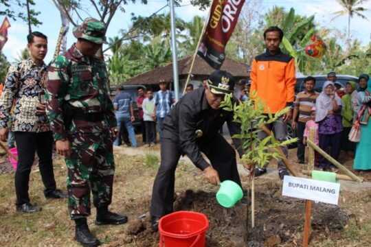 Bupati Malang dan Dandim 0818 tanam Pohon Penghijauan