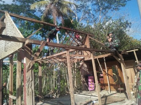 TNI Bersama Warga Lanjutkan Pekerjaan Sasaran Fisik TMMD 106