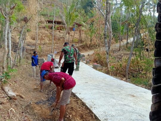 Over Prestasi, Anggota Satgas TMMD ke 106 Dan Warga Dusun Dalangan Buat Parit Kanan Kiri Rabat Jalan