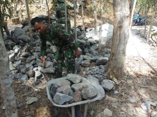 Satgas TMMD Andalkan Gerobak untuk Mobilisasi Material