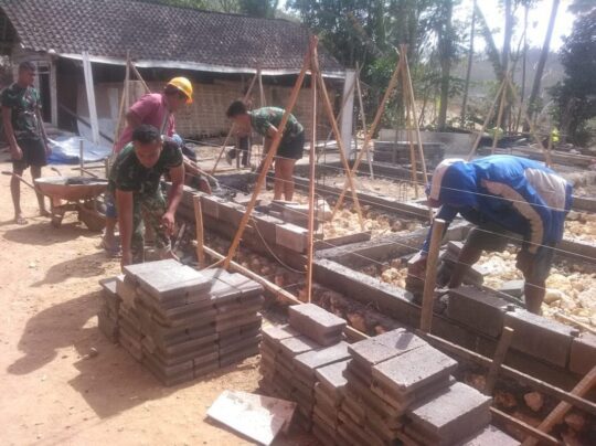 Batako Kini di Pasang Pada RTLH Program TMMD 106