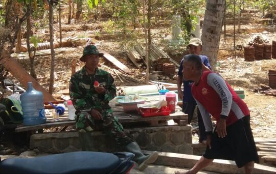 Semangka Merah Suguhan Warga Dusun Kalimangu Untuk Bati Bakti TNI