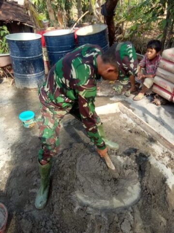 Anak warga Turut membantu Satgas TMMD 106 Buat Rumah Mbah Painem