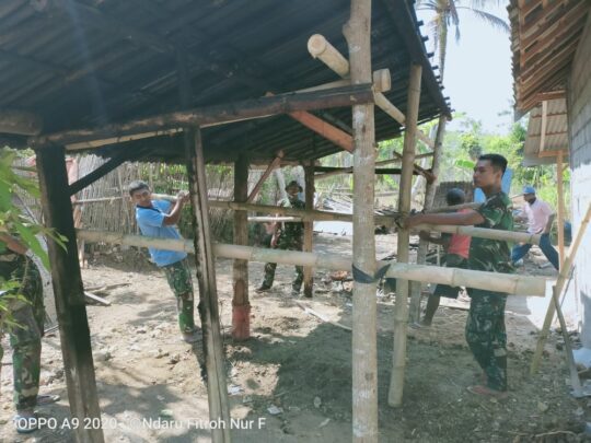 Bangun Jiwa Gotong-royong Satgas TMMD dan Warga Pindah Dapur Pak Sumadi