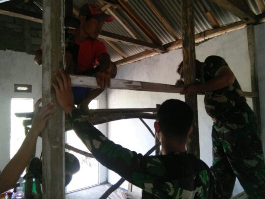 Pemasangan kerangka untuk dinding pembatas ruangan oleh Satgas TMMD