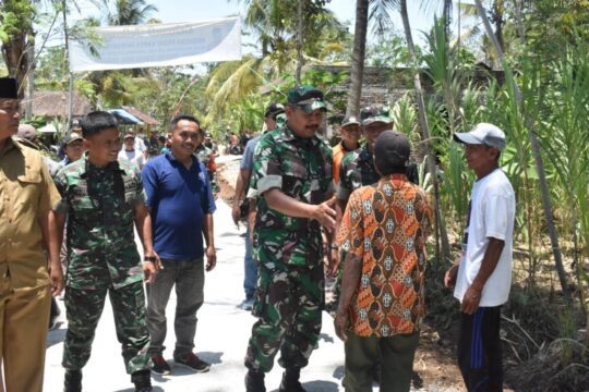 Tim Dispenad Salami Warga Desa Kedungsalam dalam Kunjungi TMMD 106
