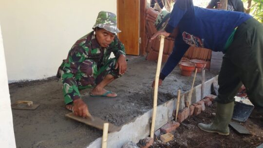 Tak Hanya Teras Depan, Teras Belakang Rumah Mbah Plendik Pun Hari ini Selesai