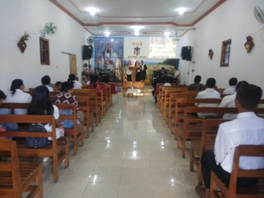 Prada Oskar dan Prada Gerson Tetap Melaksanakan Ibadah Di Sela-Sela Kegiatan TMMD ke-106