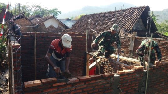 Serma Budi : Pasangan Dinding Bata Rumah Mbah Plendik Siang Ini Rampung