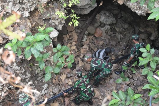 Pemasangan Pipa Air Bersih oleh Satgas TMMD Kodim 0818