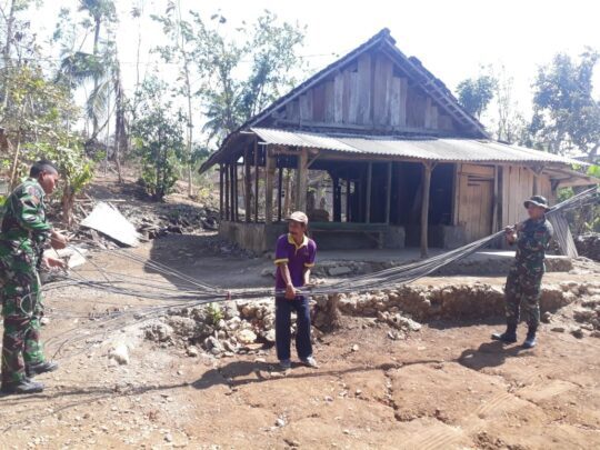 Proses Pendistribusian Material RTLH TMMD 106 di lokasi Mbah Painem