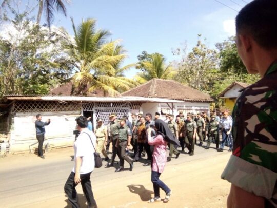 PANGDIV II KOSTRAD BERJALAN MENUJU TEMPAT UPACARA PENUTUPAN TMMD REG KE 106 KODIM 0818 MALANG-BATU