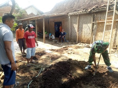 Mbah Plendik Tampak Sumingrah Melihat Rumahnya Mulai Direhab