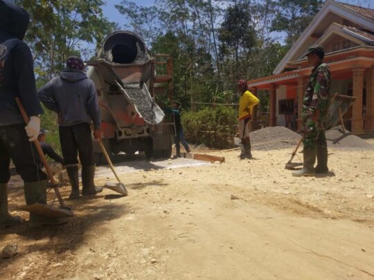 Menunggu gelontoran Redymic untuk pengecoran jalan pada TMMD 106 Kodim 0818