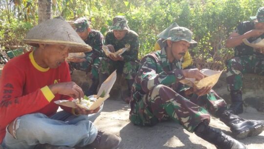 Melirik Nikmatnya Sarapan Pagi Anggota TNI dan masyarakat di lokasi TMMD ke-106