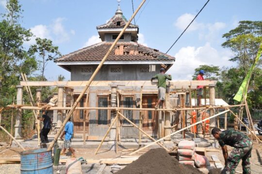 Bambu digunakan sebagai Andang pada pembangunan Musholla TMMD 106 Kodim 0818